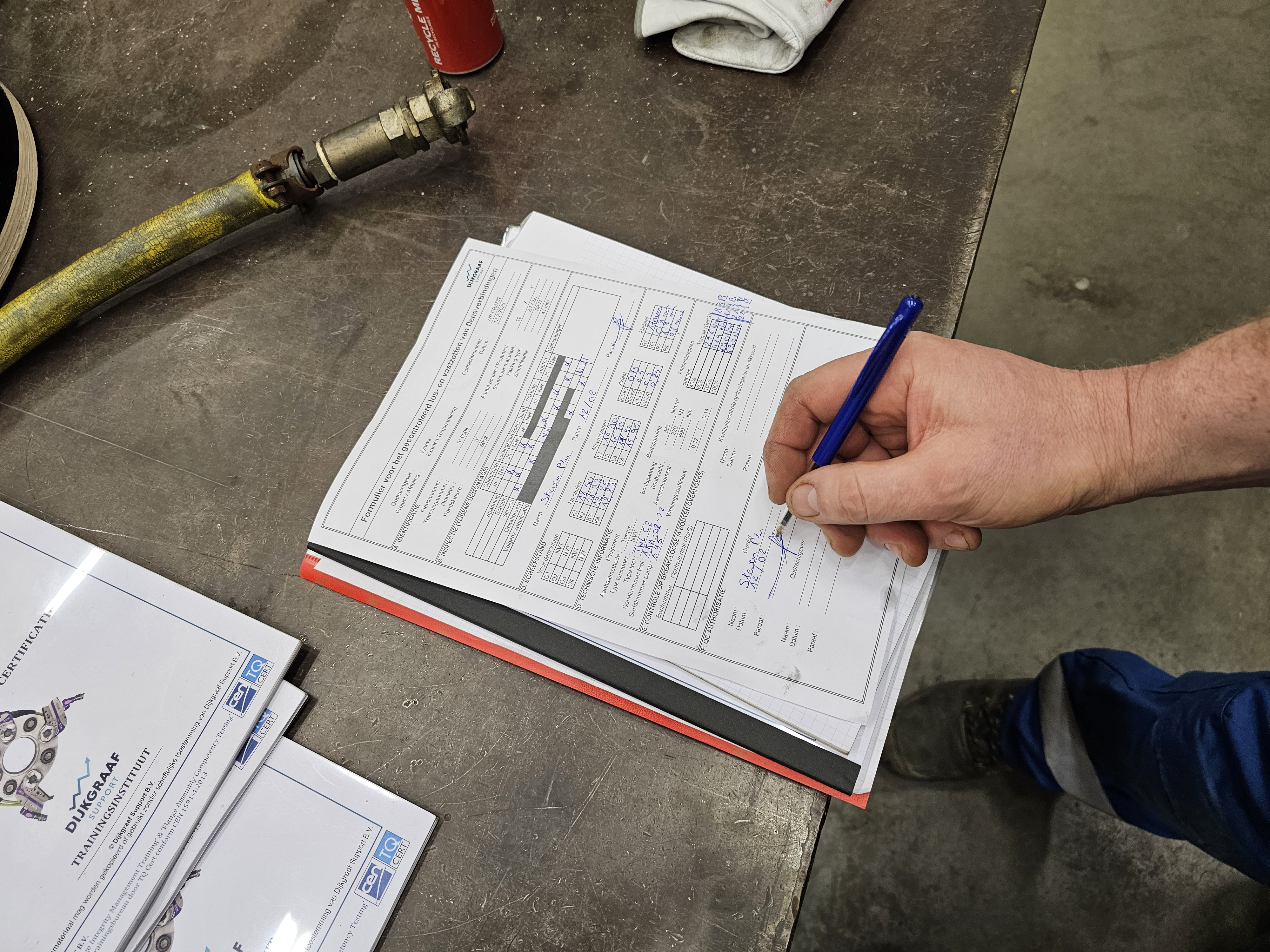 Inspecteur vult keuringsrapport in op locatie