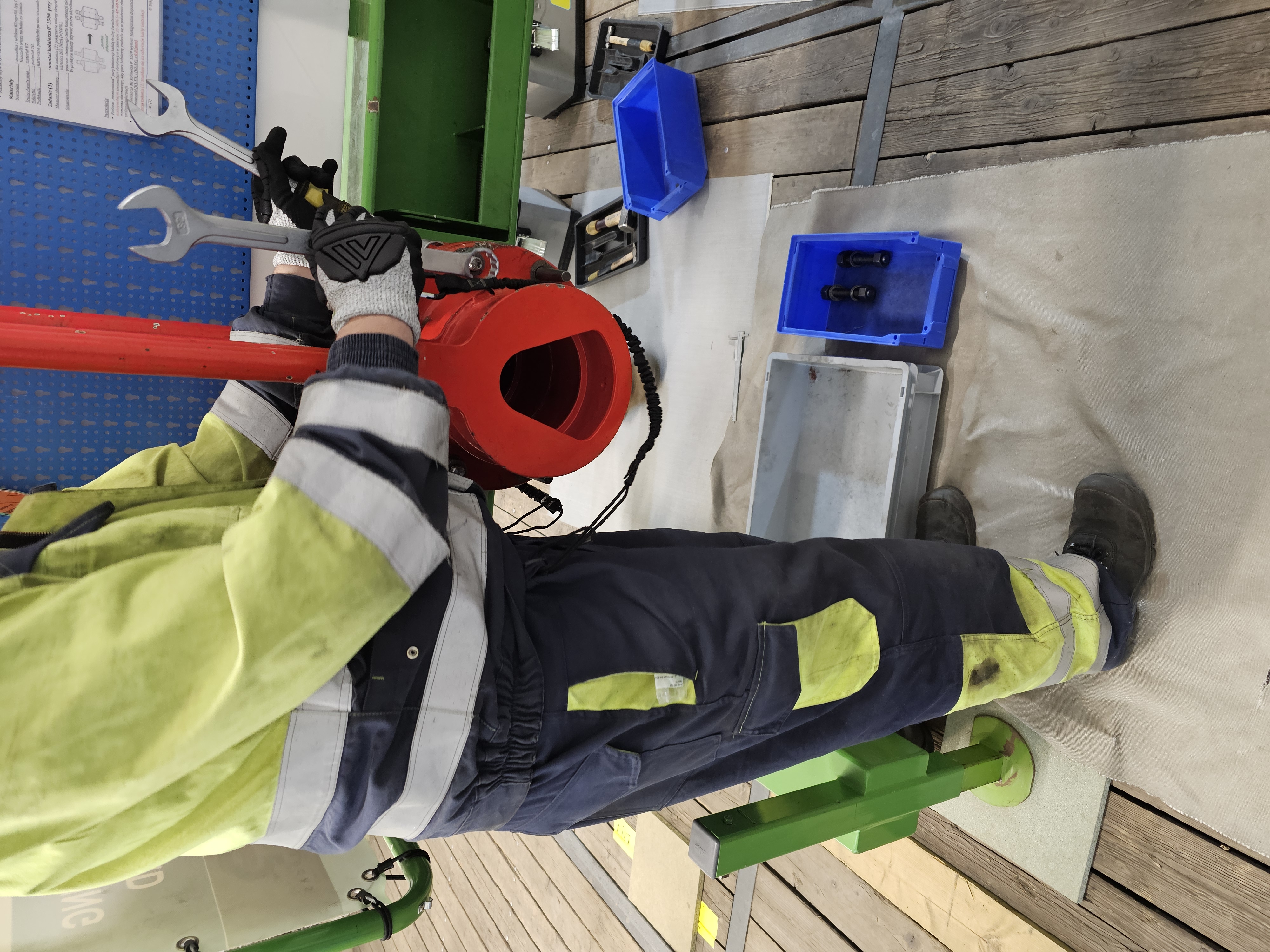 Cursist oefent met flange component op de training skid